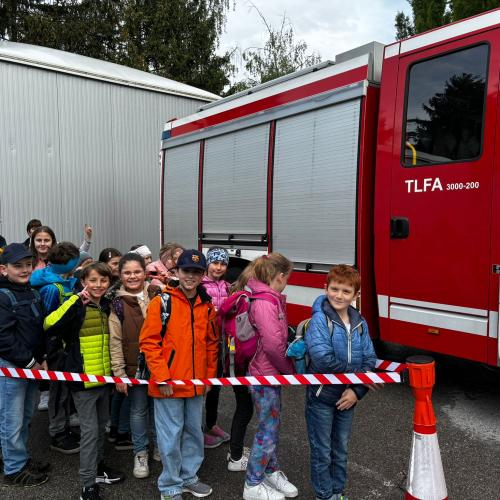 Wir anderen Schüler warten im Bereich des toten Winkels.