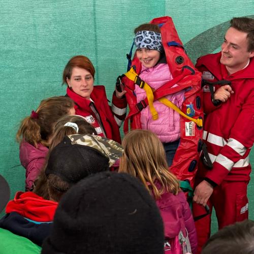 Magdalena darf die Vakuummatratze auch ausprobieren.