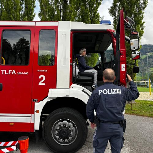 Simon im Feuerwehrauto.
