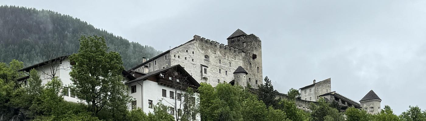 Volksschule mit Burg