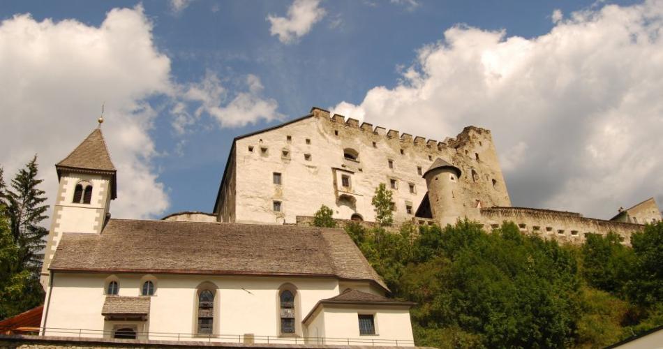 Burg Heinfels und Kirche